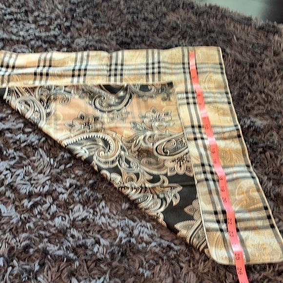 30% silk, 70% wool plaid on one side paisley on the other like new condition. - Picture 4 of 4